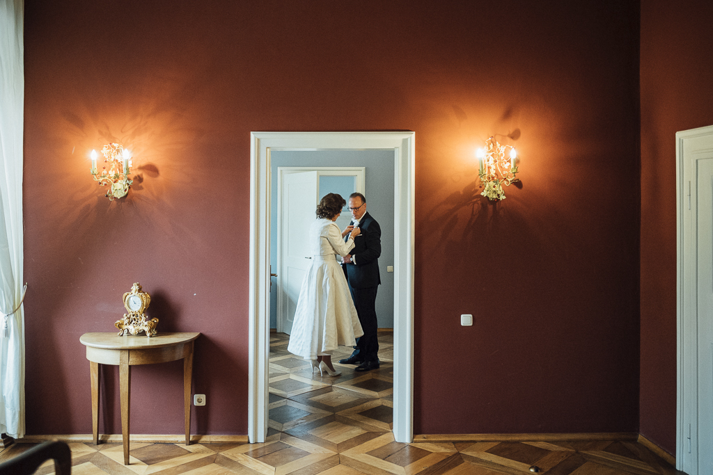 Heiraten in Ostwestfalen, Rubinhochzeit, Schloss Gehrden, Vorbereitungen Brautpaar