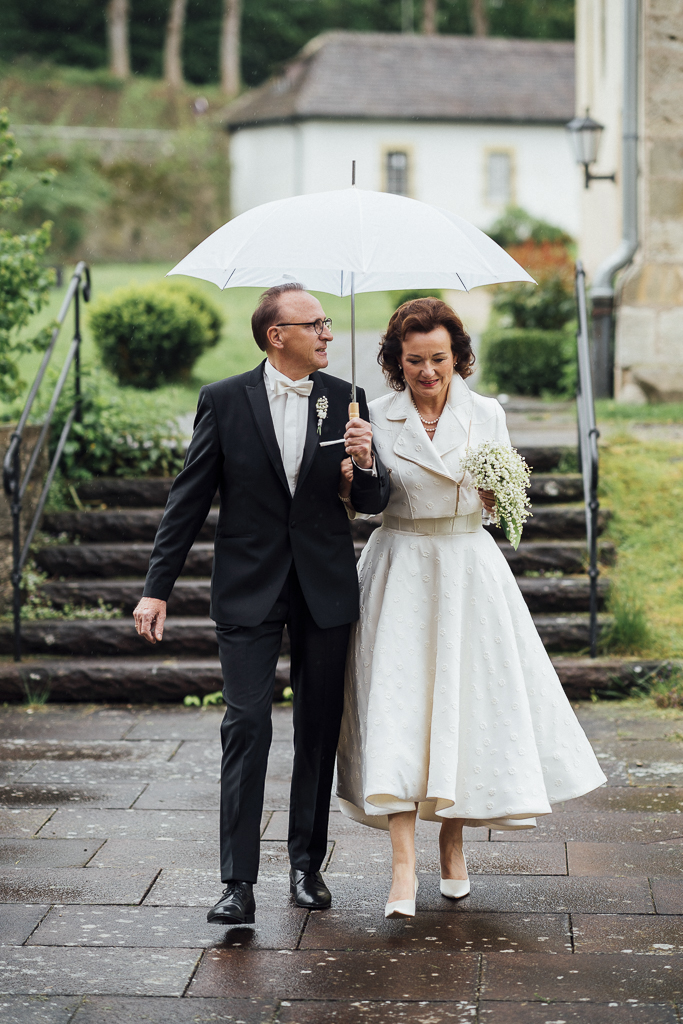 Brautpaar mit Schirm Schloss Gehrden Rubinhochzeit