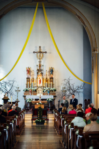 Kirche Ostenland, Bräutigam, Hochzeitsfotografie, Heiraten in Delbrück