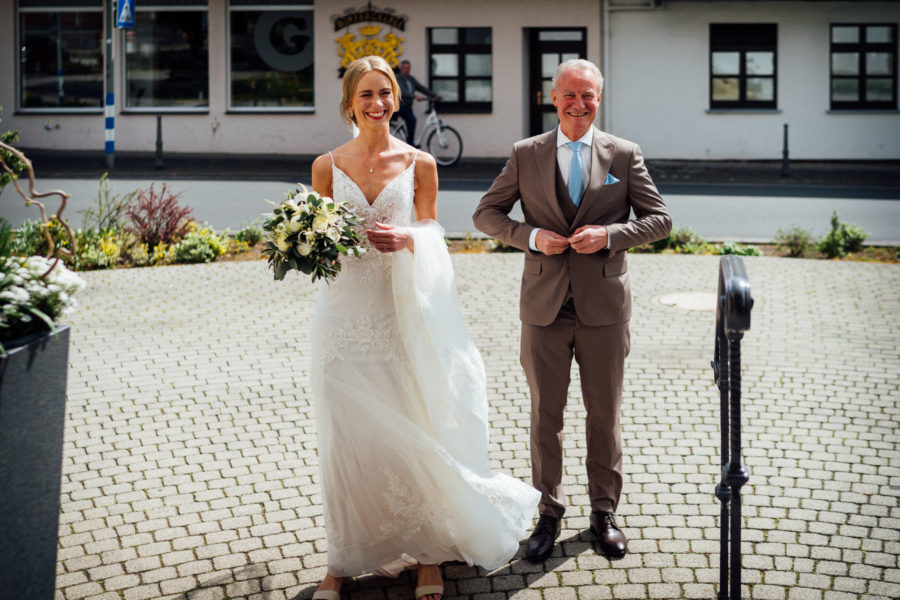 Braut und Brautvater, Kirche, Hochzeitsfotografie, Ostenland