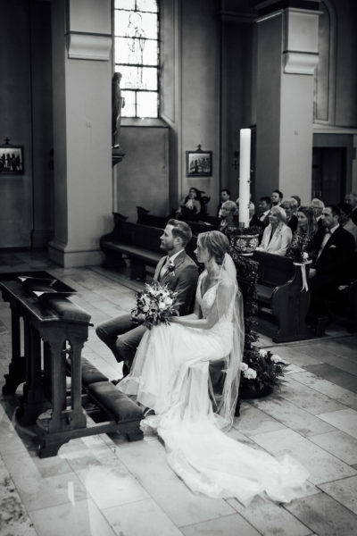 Brautpaar, Kirche, Ostenland, Hochzeit, Hochzeitsfotografie