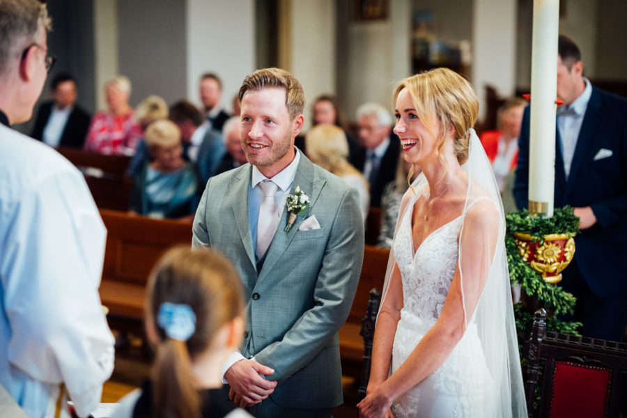 Brautpaar, kirchliche Trauung, glücklich, Hochzeitsfotografie
