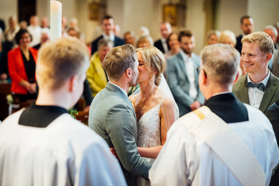 Brautpaar, Kuss, kirchliche Trauung, Ostenland, Heiraten in Delbrück, Hochzeitsfotografie