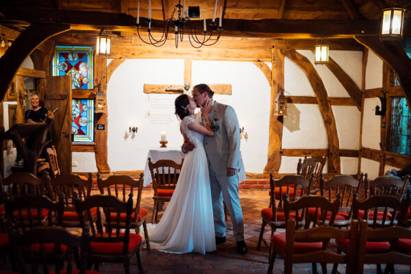 Hochzeit, Das Gastliche Dorf, Hirtenkapelle, standesamtliche Trauung, Braut, Bräutigam, Hochzeitsfotograf