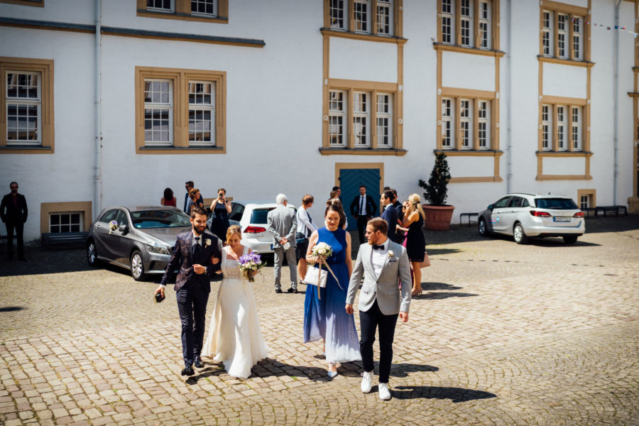 Heiraten in Paderborn, Hochzeit in Paderborn, Schloss Neuhaus, Brautpaar auf dem Weg zum Standesamt